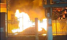 Đã bắt được người đốt 2 xe ô tô và cổng chùa trong đêm