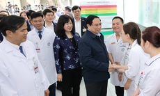 Thủ tướng Chính phủ thăm, chúc Tết, động viên y bác sĩ và bệnh nhân tại 2 bệnh viện tuyến đầu