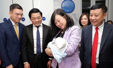 Bộ trưởng Bộ Y tế Đào Hồng Lan thăm, động viên y bác sĩ trực Tết, chúc mừng công dân nhí chào đời đêm Giao thừa