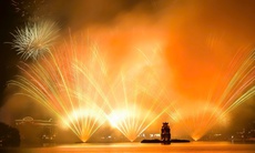 Khoảnh khắc pháo hoa thắp sáng bầu trời Hà Nội đêm giao thừa