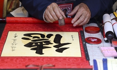 Mùng 2 Tết, nhộn nhịp xin chữ cầu may tại Văn Miếu – Quốc Tử Giám