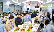 Ấm lòng bữa cơm trao yêu thương tới bệnh nhân ung thư nhân ngày sát Tết