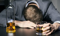 Uống gì để thoát khỏi cơn đau đầu, mệt mỏi sau khi say?