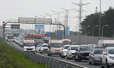 Chưa hết nghỉ Tết, dòng xe nối đuôi đổ dồn về Hà Nội