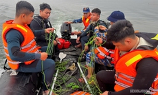 Đặc công Hải quân xuyên đêm tìm kiếm nạn nhân vụ lật tàu trên hồ Thác Bà