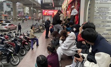 Mùng 8 Tết, sinh viên Hà Nội dậy sớm xếp hàng mua vàng