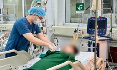 'Mở mắt là uống rượu', người đàn ông nôn ra cả lít máu