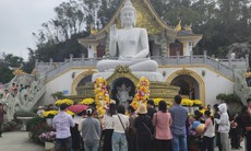 Xin lộc đầu năm ở ngôi chùa nơi tiếng chuông hòa cùng sóng biển