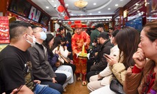 Người dân xếp hàng từ 'sáng tinh mơ' mua vàng ngày vía Thần Tài