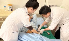 Tai nạn hi hữu: Nam thanh niên bị cọc sắt xuyên qua hậu môn sau cú ngã ngồi