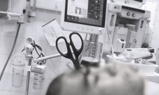 Hy hữu: Người bệnh nguy kịch do tự đâm kéo xuyên vùng đầu