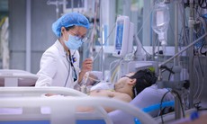 'Những thiên thần áo trắng' căng mình giành lại sự sống cho người bệnh sốt xuất huyết Dengue