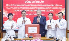 ẢNH: Tổng Bí thư thăm, chúc mừng cán bộ, bác sĩ, nhân viên y tế Bệnh viện Hữu Nghị