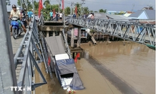 Sập cầu 30/4 ở Cần Thơ, xe tải chở gạo rơi xuống sông