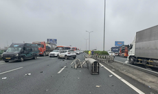 Tai nạn liên hoàn trên cao tốc Pháp Vân - Cầu Giẽ, một ô tô văng qua dải phân cách