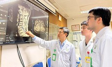 Việt kiều Anh trở về nước điều trị thành công hẹp ống sống cổ nặng, thoát nguy cơ liệt