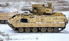 Mỹ triển khai xe chiến đấu Bradley phô trương hỏa lực sát biên giới Nga