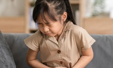 Cách xử trí khi trẻ bị đau bụng, nôn ói tại nhà