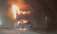 Xe khách bất ngờ bốc cháy khi đang lưu thông