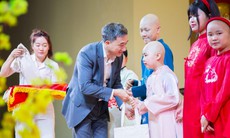 Thứ trưởng Trần Văn Thuấn chúc Tết, tặng quà bệnh nhi tại Viện Huyết học – Truyền máu TW