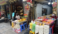 Phố bánh kẹo vào vụ Tết