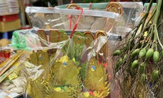 Người dân tất bật sắm đồ lễ cúng ông Công ông Táo