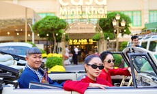 Du khách thích thú check-in dàn xe cổ của dân chơi TPHCM