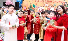 Học sinh Thủ đô rộn ràng trải nghiệm Tết Việt ngay tại sân trường