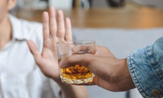 Từ chối chén rượu mừng ngày Tết: Kém nhiệt tình hay hành động văn minh? 