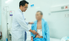 Đau bụng nhiều ngày, tự uống thuốc giảm đau, người đàn ông thủng dạ dày nguy kịch