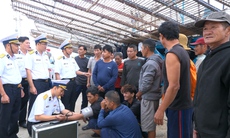 Tàu Hải quân đưa 36 ngư dân Quảng Ngãi gặp nạn trên biển vào bờ an toàn