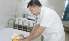 Tưởng con bị hăm da, gia đình bàng hoàng khi bác sĩ phát hiện trẻ không có hậu môn bẩm sinh