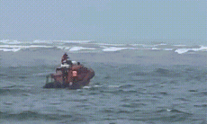 Video: Vượt sóng dữ cứu ngư dân gặp nạn trên biển