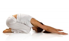 3 tư thế yoga đơn giản giúp giảm đau cứng cổ do ngồi lâu