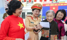 Cử tri 101 tuổi tự tay bỏ lá phiếu gửi gắm niềm tin