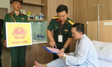 Bệnh nhân xúc động bỏ phiếu ngay trên giường bệnh