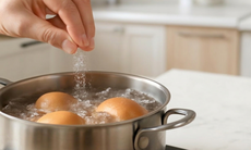 Lý do nên bỏ muối vào nước luộc trứng