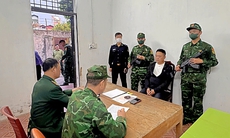 Vận chuyển gần 20 cây vàng trái phép qua cửa khẩu, gã đàn ông nước ngoài bị bắt giữ