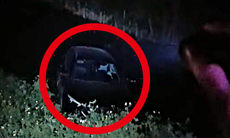 Hà Nội: Ô tô bị tàu hỏa tông văng xuống mương, tài xế may mắn thoát nạn