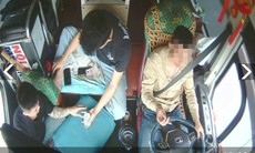 'Đánh cược' tính mạng hành khách, lái xe và phụ xe đánh bài khi xe chạy trên cao tốc