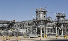 Giá dầu vọt tăng 5% trước nguy cơ gián đoạn nguồn cung nghiêm trọng