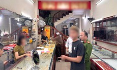 Thiếu tiền tiêu xài, gã thanh niên vào tiệm vàng cướp tài sản