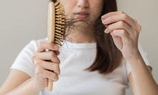 Sai lầm trong chăm sóc khiến rụng tóc nhiều người không nhận ra