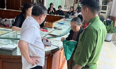 Tin lời công an ‘dởm’, cụ bà mang 19 chỉ vàng đi bán