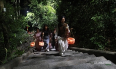 Du khách cầm đèn lồng tre, dạo bước Đền Hùng trong đêm