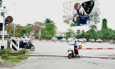 Hà Nội: Cảnh báo đã bật, người dân vẫn liều vượt rào chắn đường sắt