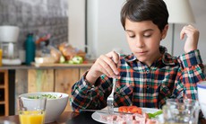 Ăn quá nhiều đạm khiến trẻ tăng gánh nặng chuyển hóa, hạn chế phát triển chiều cao