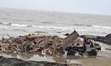 Video người dân đổ hàng tấn rác ra biển để ‘nhờ’ thủy triều cuốn đi