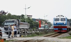 Hà Nội đóng hàng loạt lối đi tự mở qua đường sắt, cảnh báo tai nạn từ thói quen 'đi tắt'