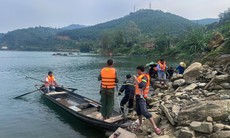 Lật thuyền khi thả lưới đánh cá trên hồ thủy điện, hai vợ chồng mất tích trong đêm